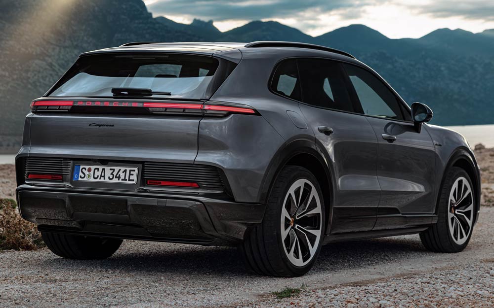 Tre Quarti Posteriore della Porsche Cayenne Electric di Colore Antracite